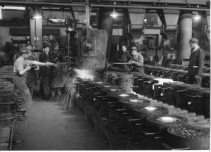 19339 Ulivanje serijske litine v strojni livarni ZR 1959